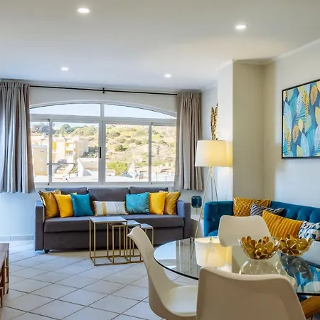 Renoviertes Mit Großer Terrasse Apartment *