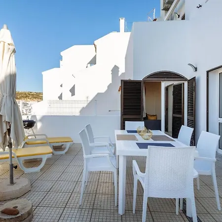 Renoviertes Mit Großer Terrasse *